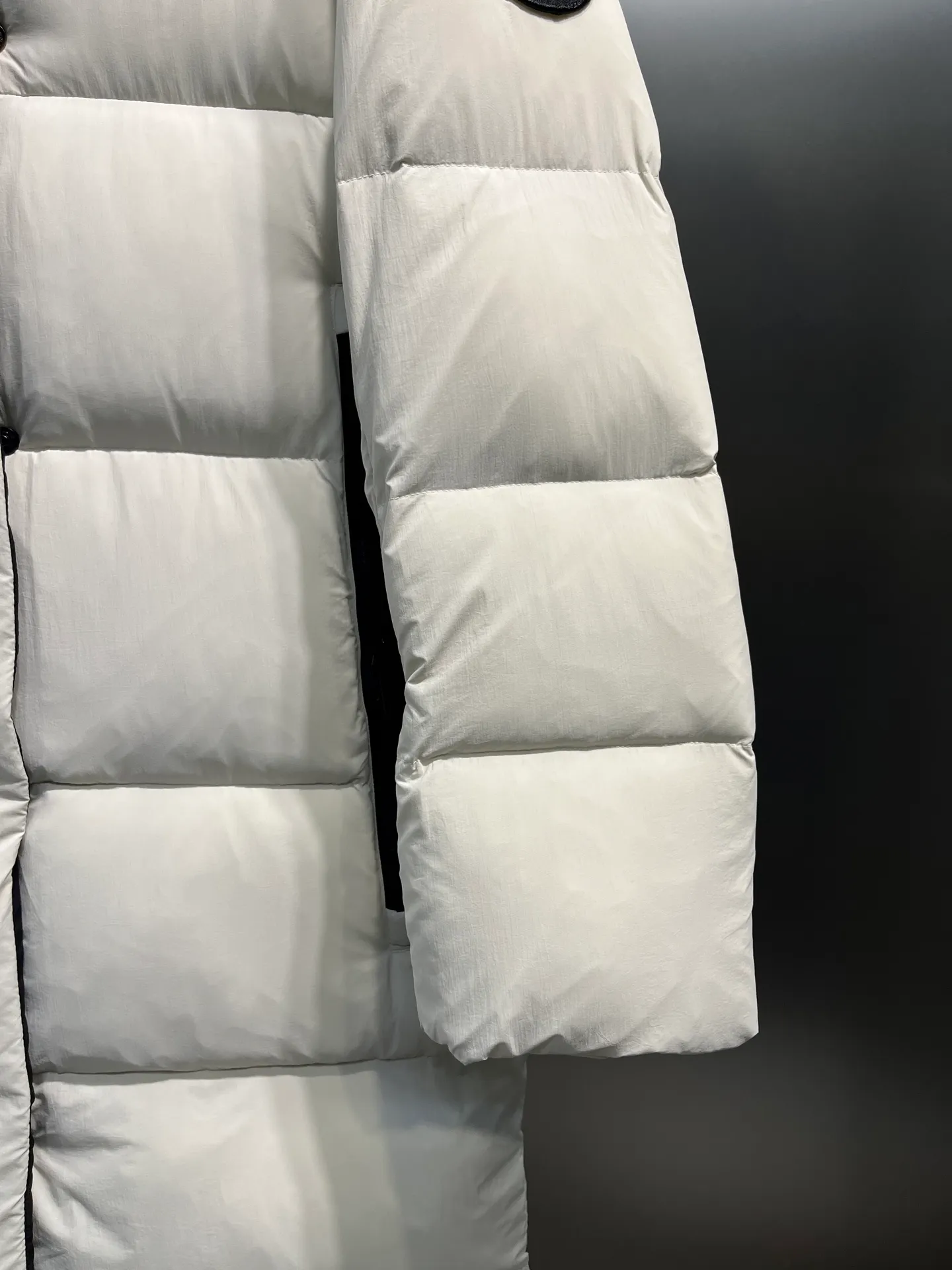 P1100 Canada Goose 🌟Canada Goose🇨🇦 Unisex down jacket, couple style, imported 90% duck down, collar is Canadian wild coyote hair, checkered double-layer inner liner with no velvet, thick velvet filling, level 5 cold protection, only one goose is needed to prevent freezing in winter, the stitching is perfect! I will buy another version this year, all accessories and materials will follow the original size: xs-xxl